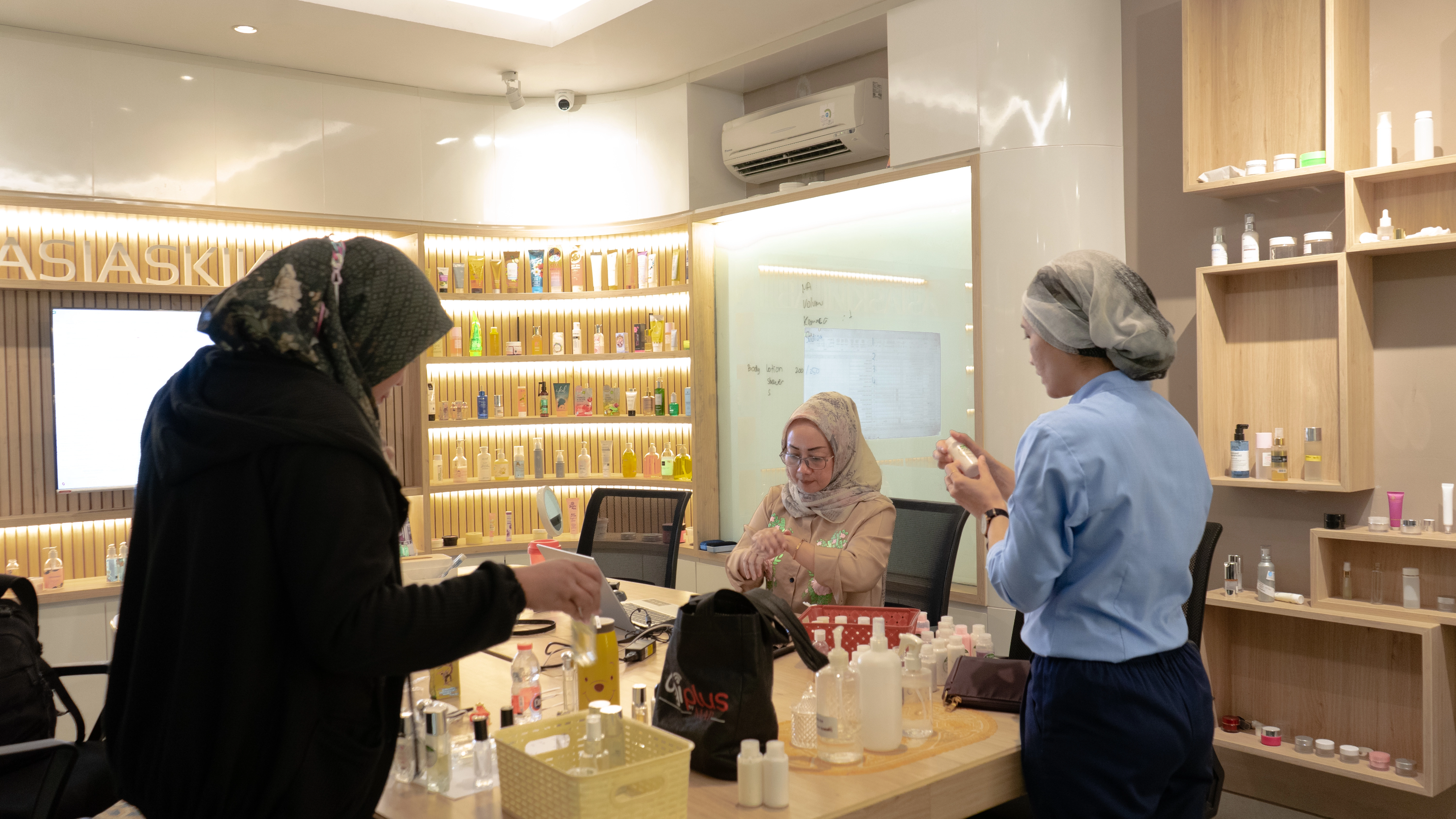 Asia Skinlab yang memberikan Jasa Maklon Skincare sedang berdiskusi dengan customer di ruangan meeting.