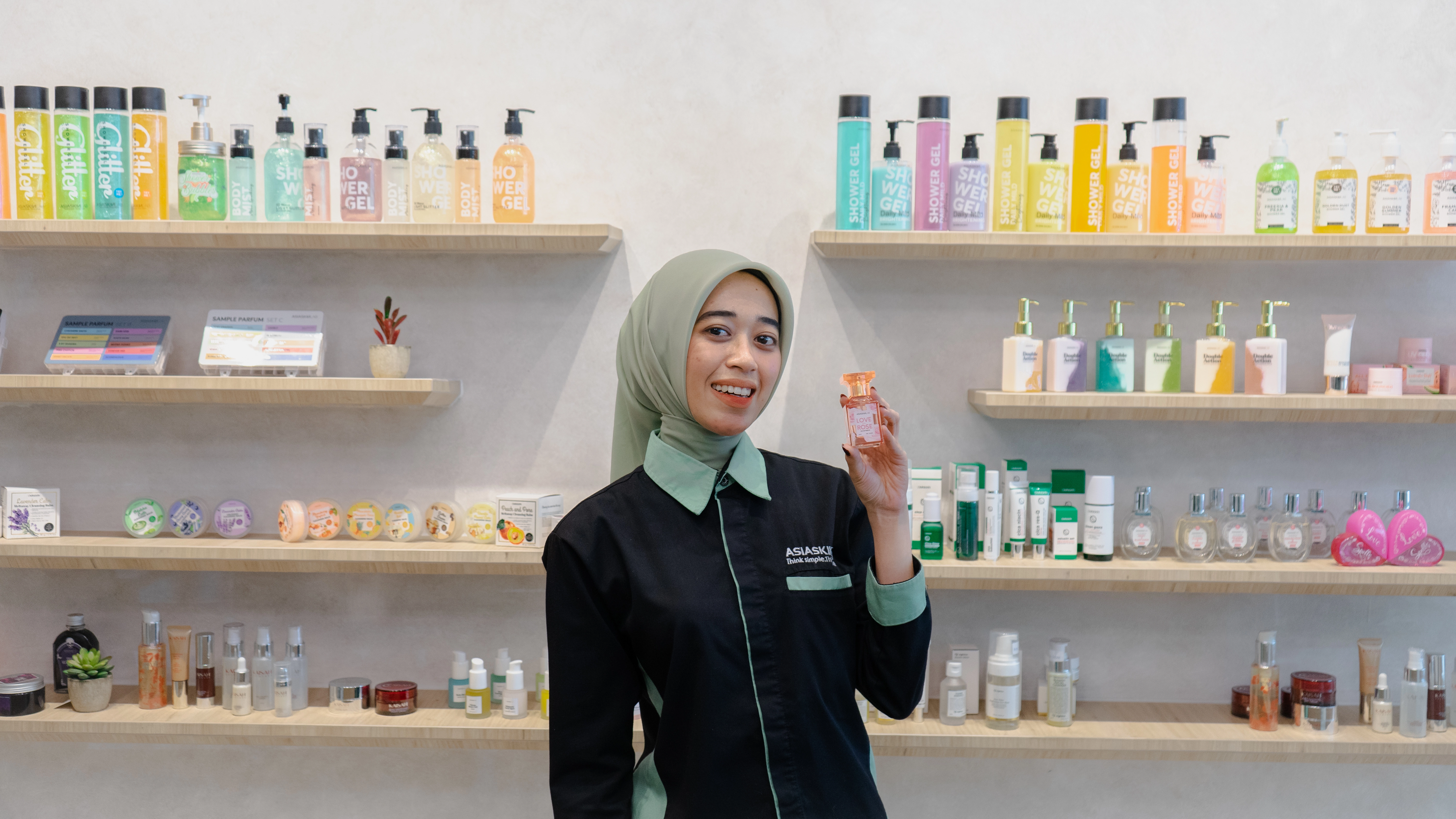 Seorang karyawan sedang memegang salah satu produk maklon parfum yang pernah diproduksi ASIA SKINLAB.