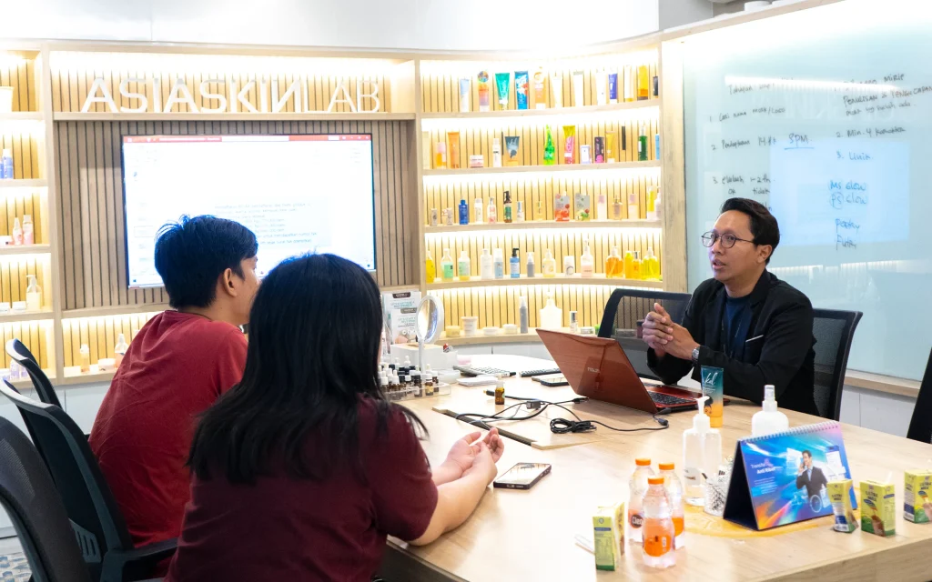 Gambar meeting dengan OEM Consultant pabrik maklon ASIASKINLAB