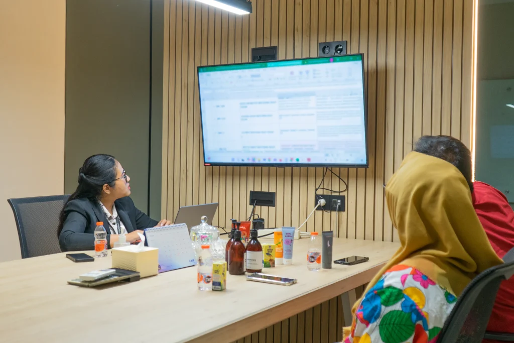 Gambar tim profesional ASIASKINLAB sedang meeting dengan customer