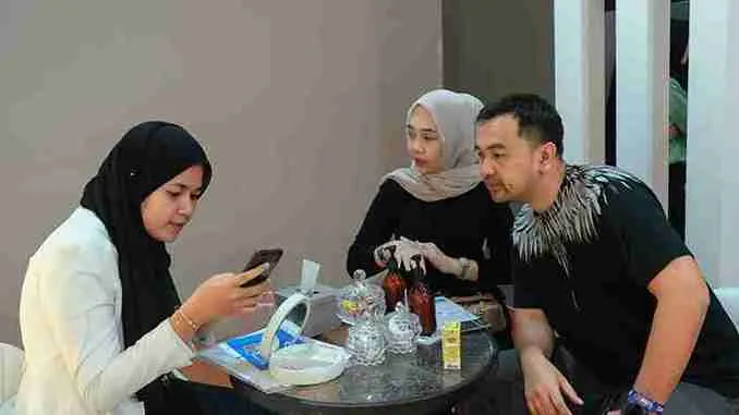 konsultan pabrik maklon ASIASKINLAB sedang menjelaskan produk hand cream pada customer