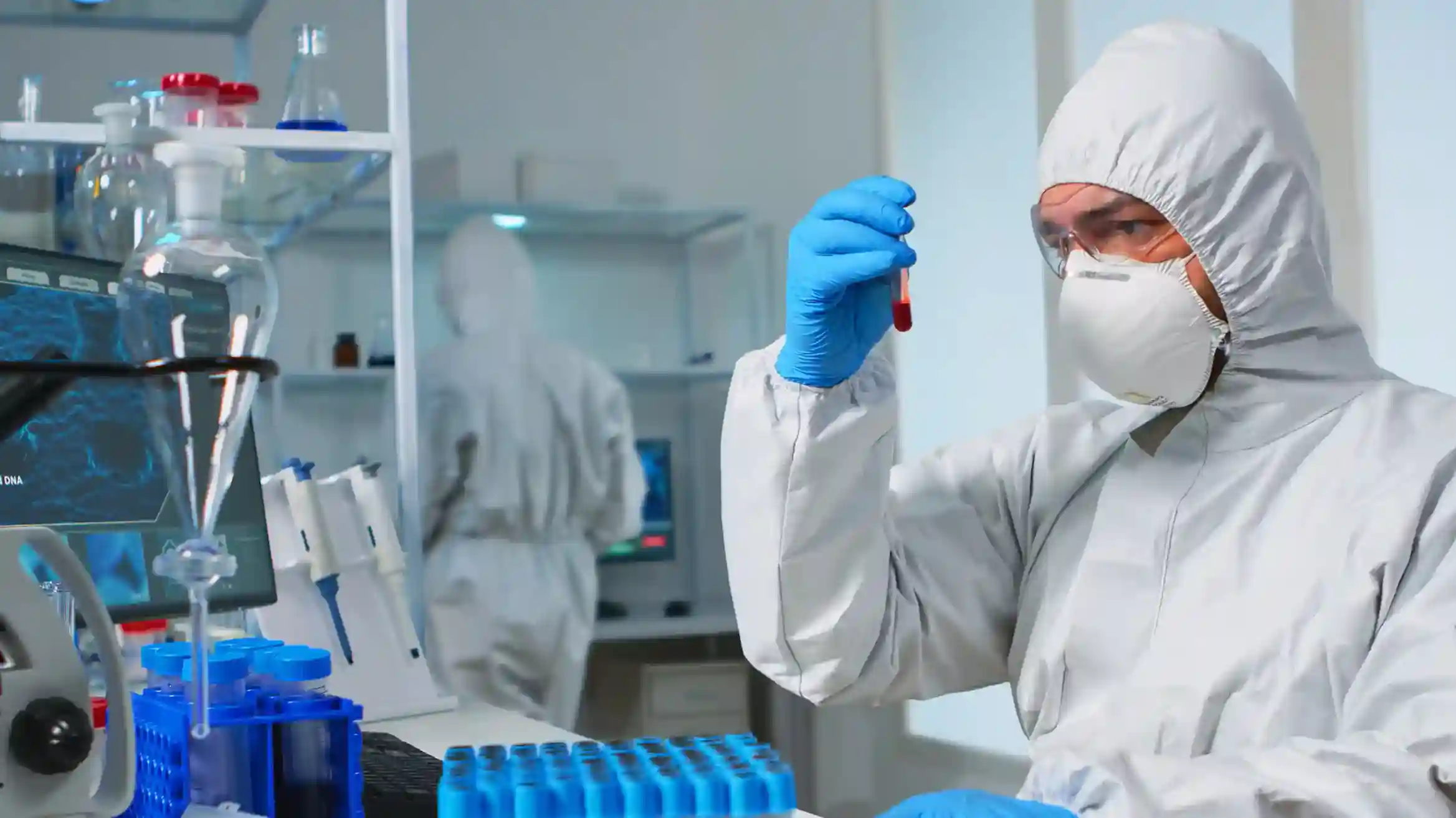 Petugas Quality Control pabrik maklon kosmetik ASIASKINLAB sedang melakukan pengujian laboratorium sediaan skincare