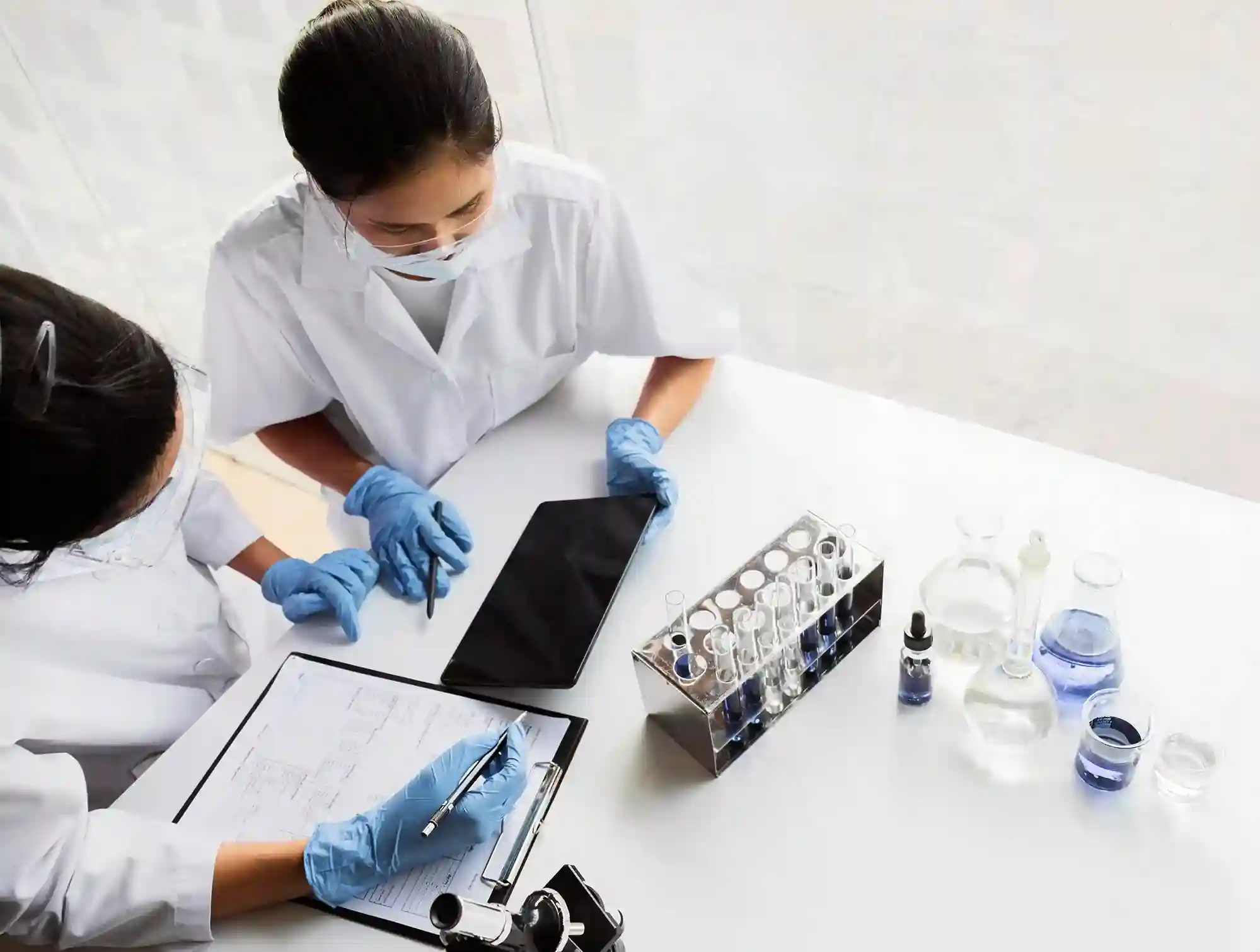 Tim Quality Control ASIASKINLAB melakukan pengujian sampel dan stabilitas produk skincare di laboratorium manufaktur