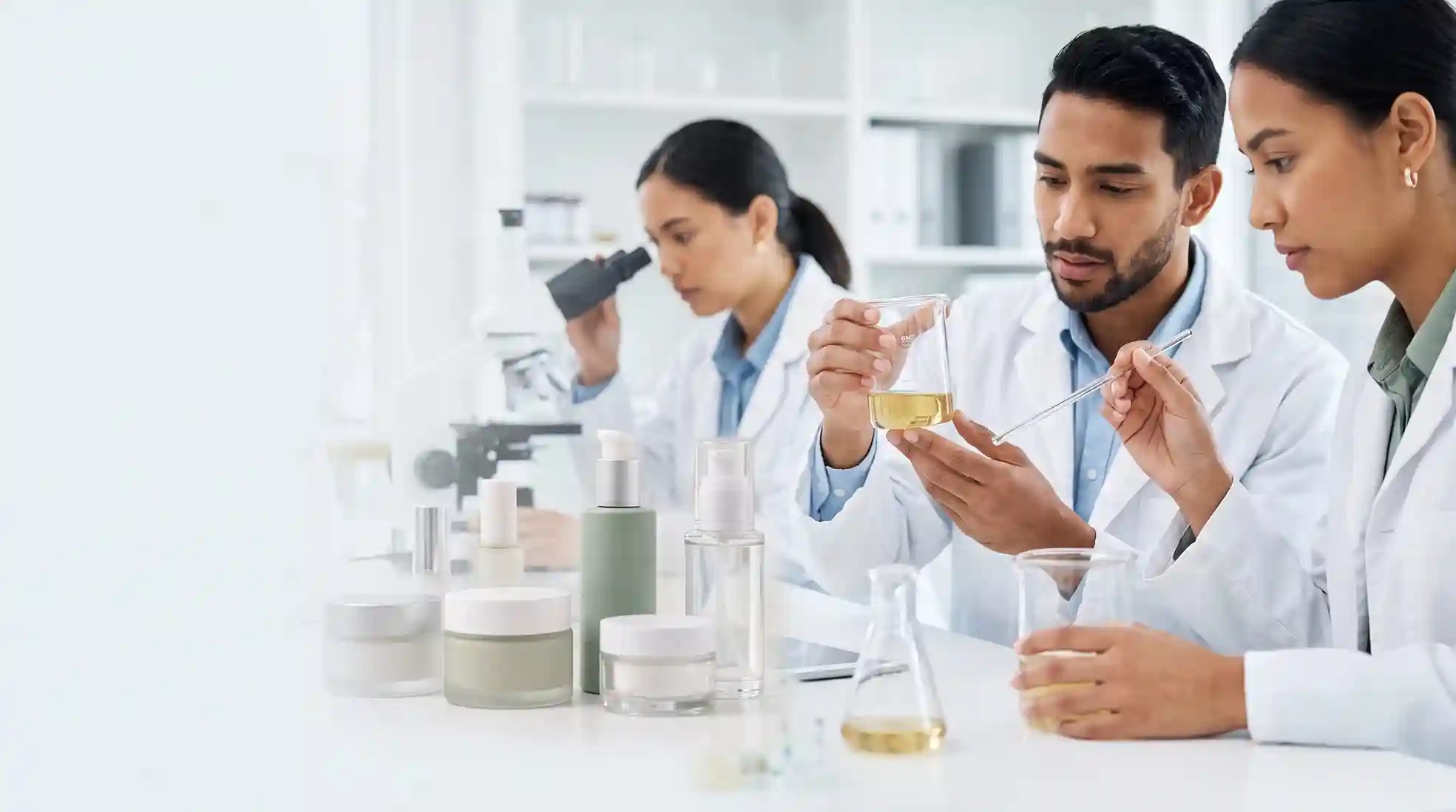 Tim formulator R&D ASIASKINLAB sedang meracik formula custom eksklusif di laboratorium manufaktur kosmetik B2B