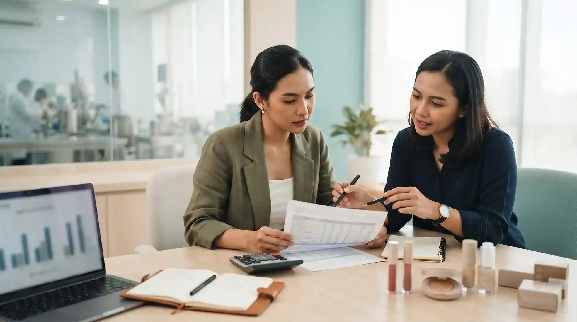 Ilustrasi evaluasi biaya maklon kosmetik dan rincian cakupan penawaran pabrik bersama OEM Consultant ASIASKINLAB.
